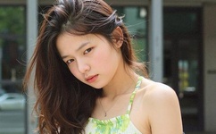 小女孩把棒棒糖放在的视频